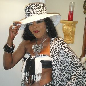 Meet your Posher, Charmian